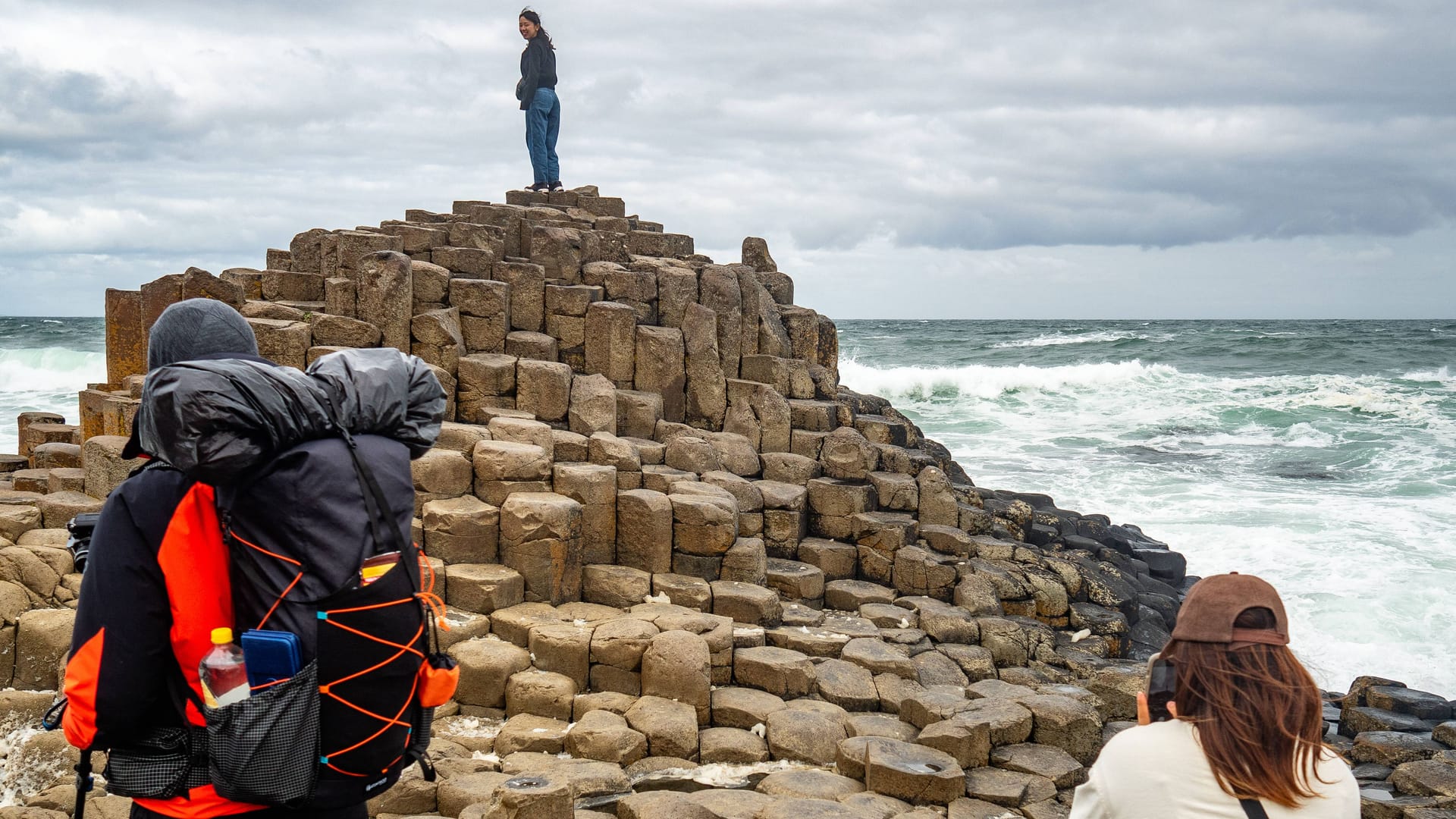 Besucher auf den Basaltsäulen des Giant's Causeway: Eigentlich sollten sie keine Spuren hinterlassen, viele tun es doch.