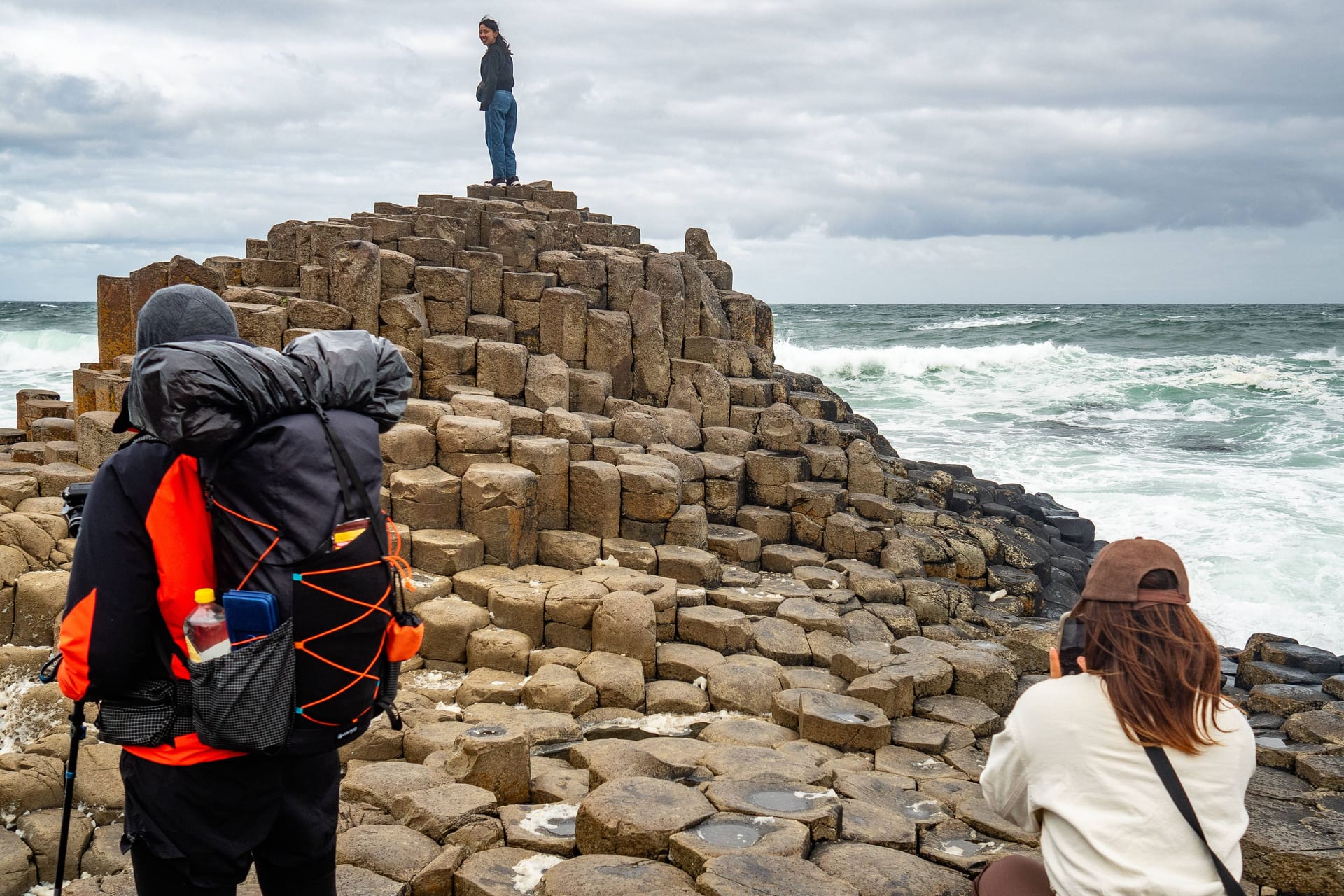 Besucher auf den Basaltsäulen des Giant's Causeway: Eigentlich sollten sie keine Spuren hinterlassen, viele tun es doch.