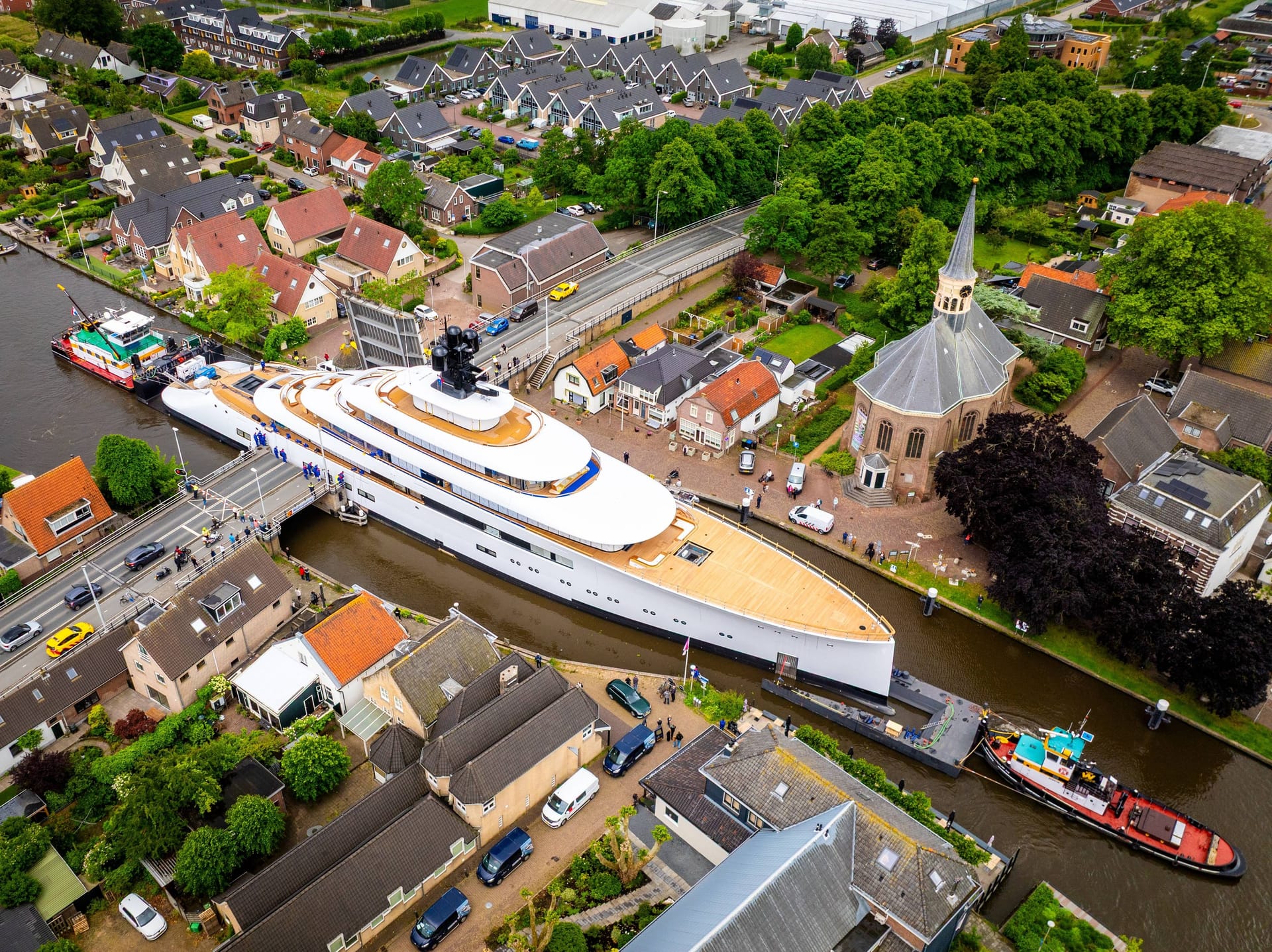 Howard Schultz: Seine Yacht "Pi" meistert spektakulär den engen Kanal von Woubrugge.