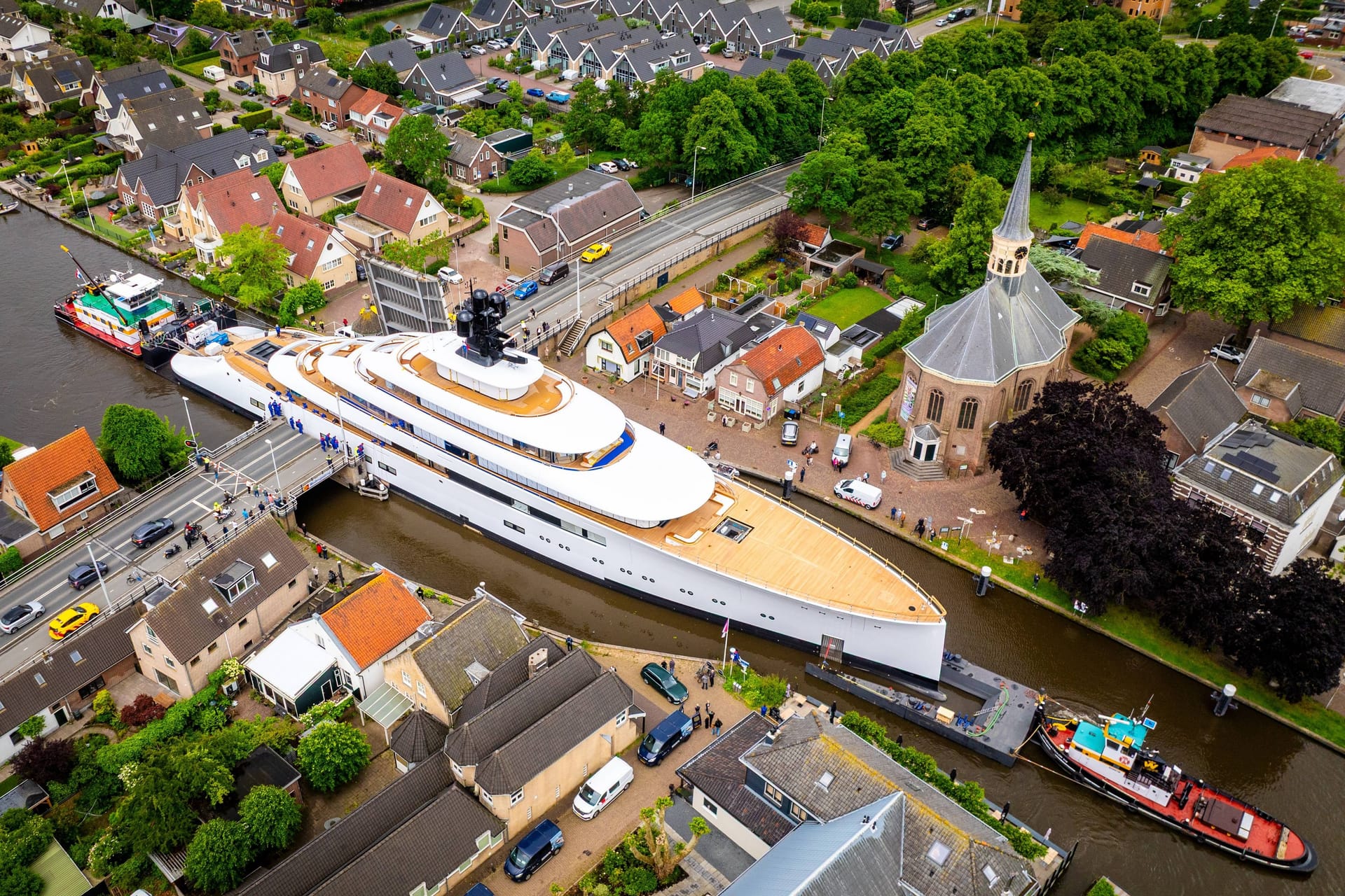 Howard Schultz: Seine Yacht "Pi" meistert spektakulär den engen Kanal von Woubrugge.