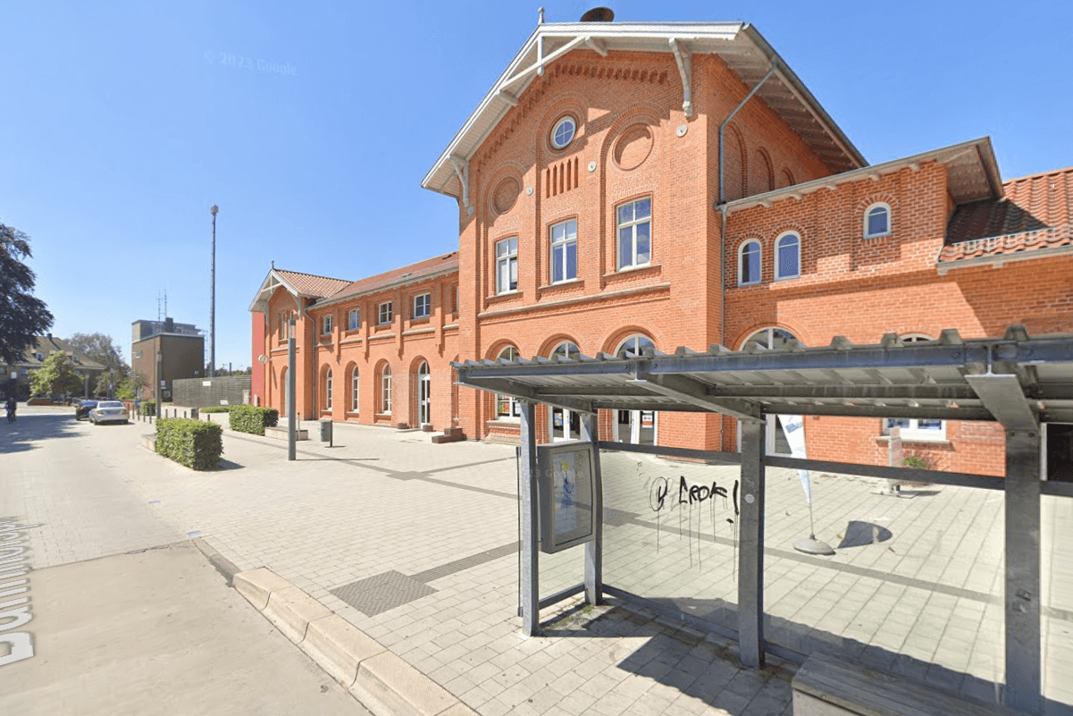 Der Bahnhofsvorplatz in Weyhe (Symbolbild): Dort wurden mehrere Graffiti gefunden.