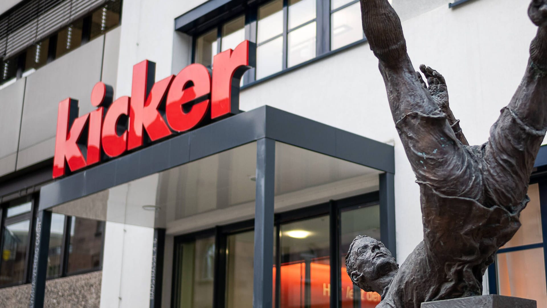 Der Eingang beim Gebäude des "Kicker": An der Spitze des Magazins kommt es zu einem Personalwechsel. Der Eingang beim Gebäude des "Kicker": An der Spitze des Magazins kommt es zu einem Personalwechsel.