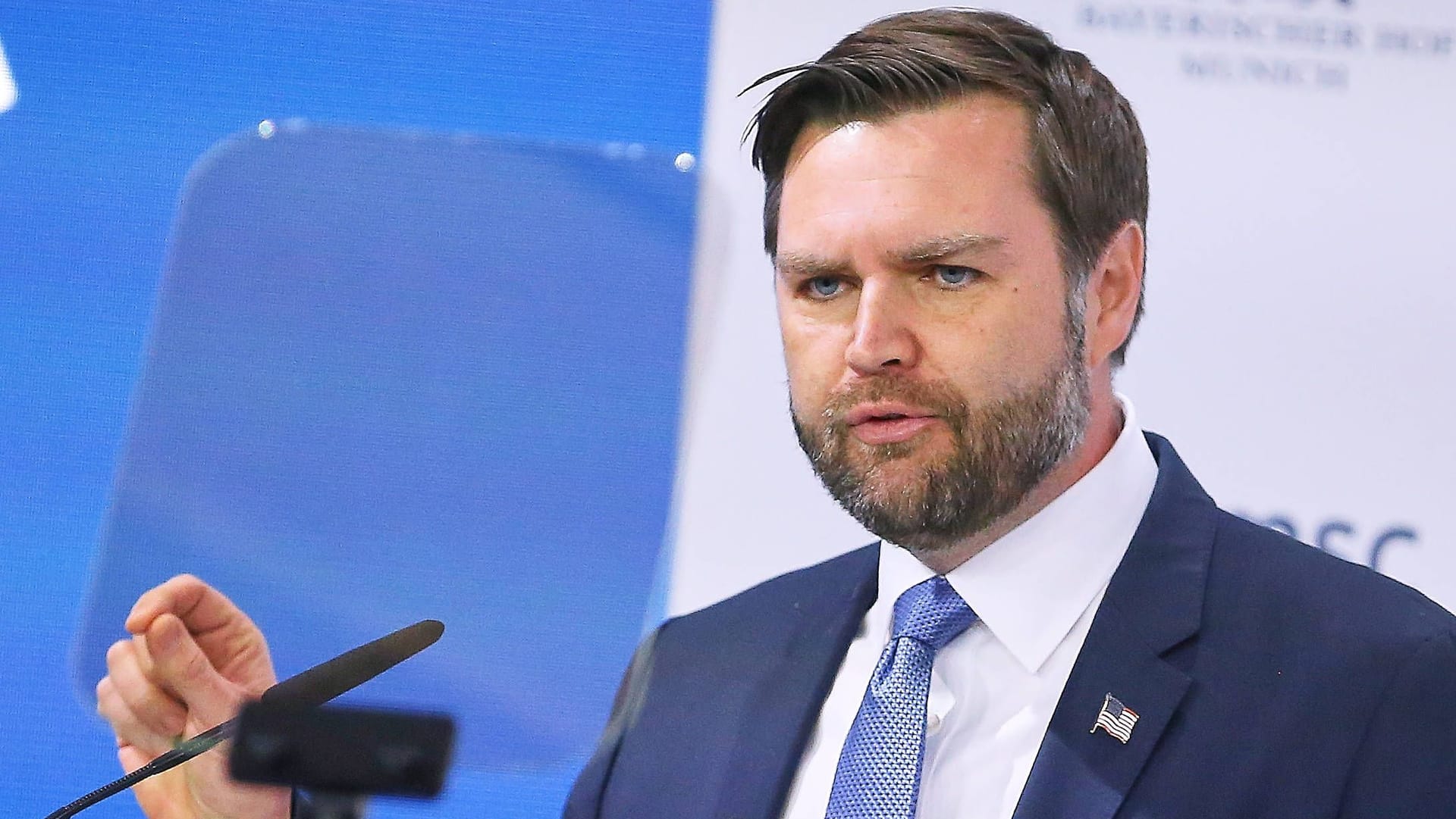 US-Vizepräsident JD Vance auf der Münchner Sicherheitskonferenz (Archiv): Seine Aussagen haben viele Europäer entsetzt. Von Selbstkritik entbindet sie das aber nicht.