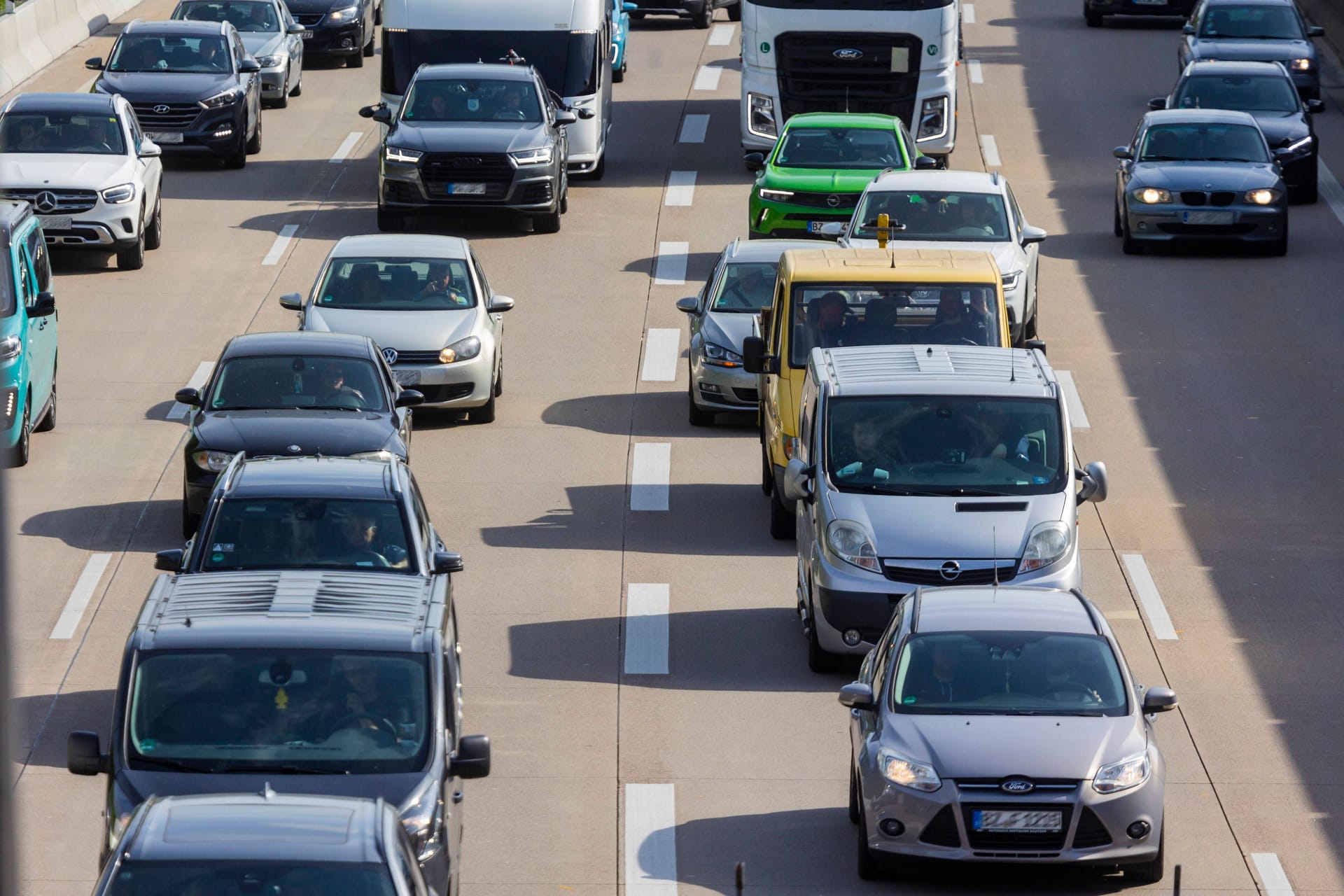 Autos auf der A4 (Archivbild): In Sachsen sollte der Verkehr über die Feiertage weitgehend fließend sein.