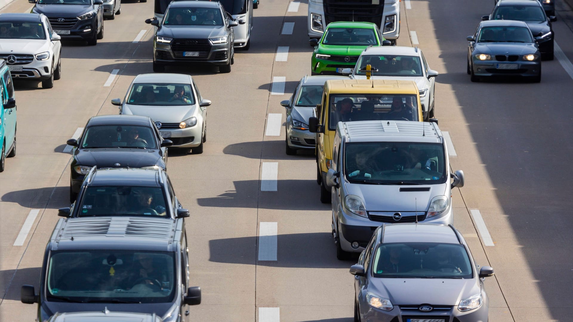 Autos auf der A4 (Archivbild): In Sachsen sollte der Verkehr über die Feiertage weitgehend fließend sein. Autos auf der A4 (Archivbild): In Sachsen sollte der Verkehr über die Feiertage weitgehend fließend sein.