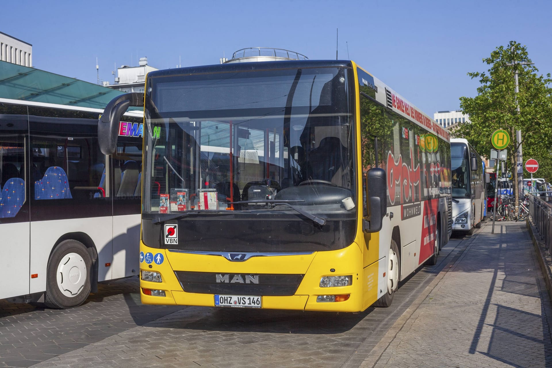 Gelber Linienbus an einer Bushaltestelle in Bremen (Symbolfoto): Am Mittwoch wird der ÖPNV im Umland bestreikt.
