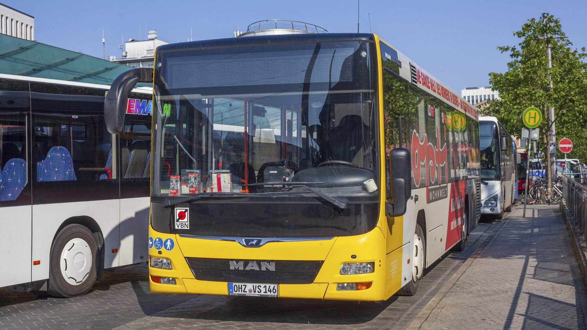 Gelber Linienbus an einer Bushaltestelle in Bremen (Symbolfoto): Am Mittwoch wird der ÖPNV im Umland bestreikt.