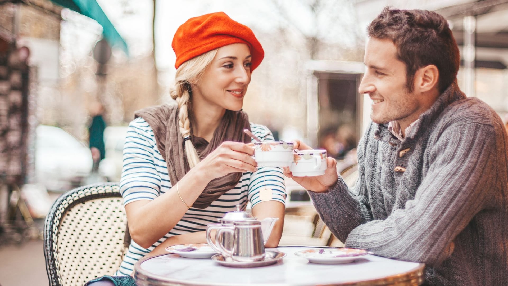 Paar sitzt in einem französischen Café