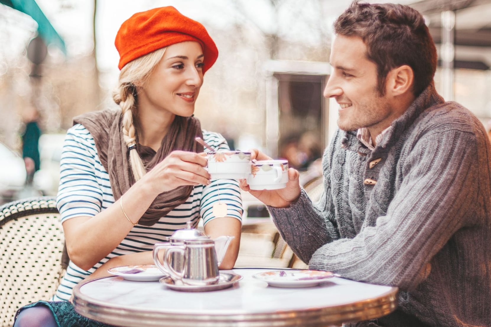 Paar sitzt in einem französischen Café