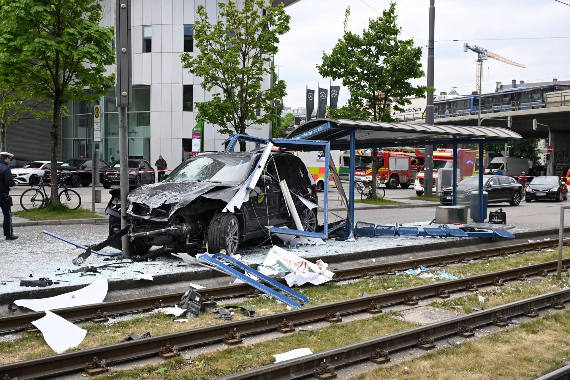 Auto fährt in Haltestelle