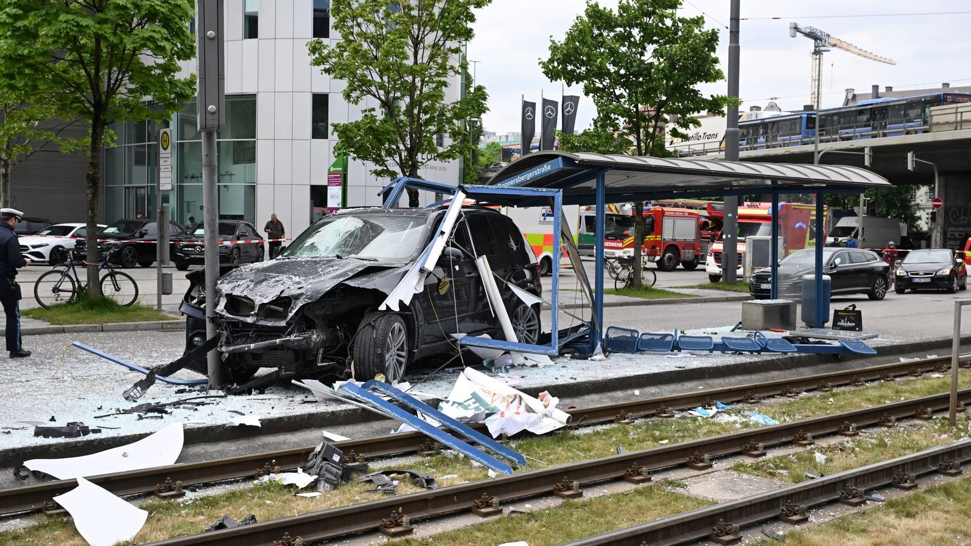 Auto fährt in Haltestelle Auto fährt in Haltestelle