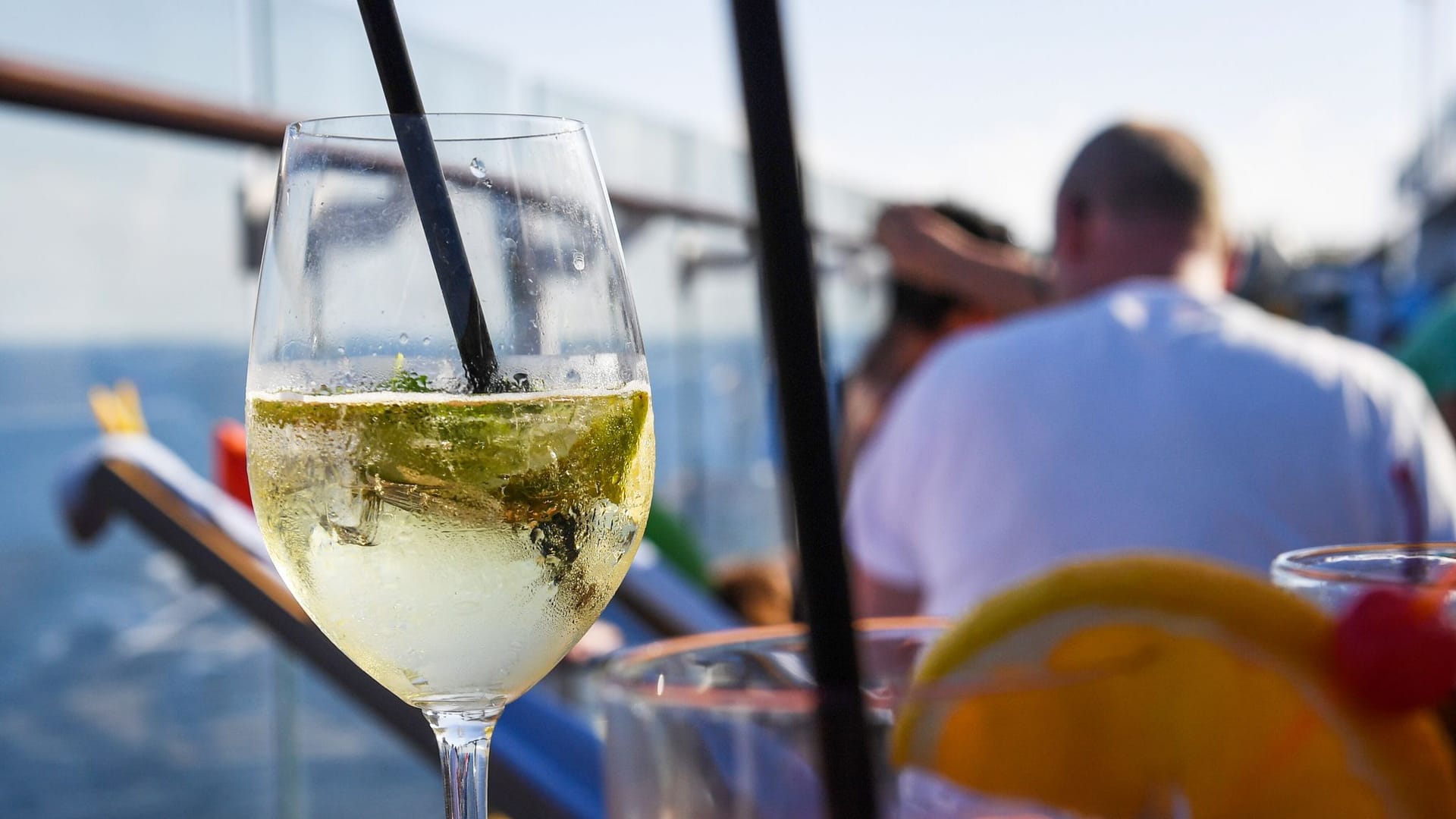 Ein Cocktail steht auf einem Tisch auf einem Kreuzfahrtschiff Ein Cocktail steht auf einem Tisch auf einem Kreuzfahrtschiff