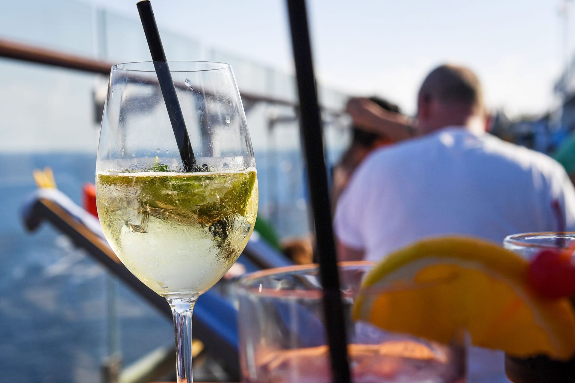 Ein Cocktail steht auf einem Tisch auf einem Kreuzfahrtschiff