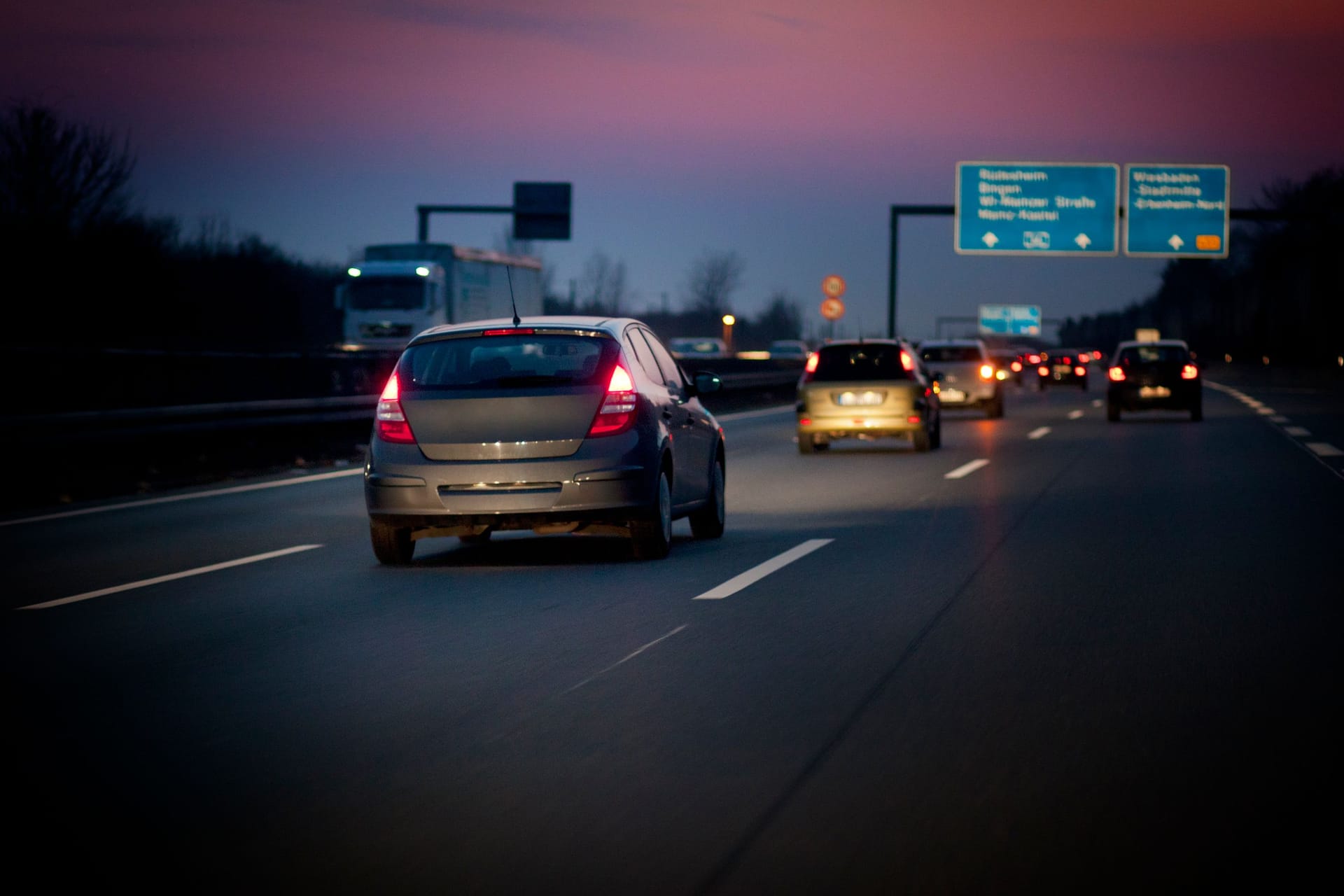 Autobahn in der Dämmerung: Mit Nachtblindheit kann Autofahren nachts oder in der Dämmerung riskant sein. Autobahn in der Dämmerung: Mit Nachtblindheit kann Autofahren nachts oder in der Dämmerung riskant sein.