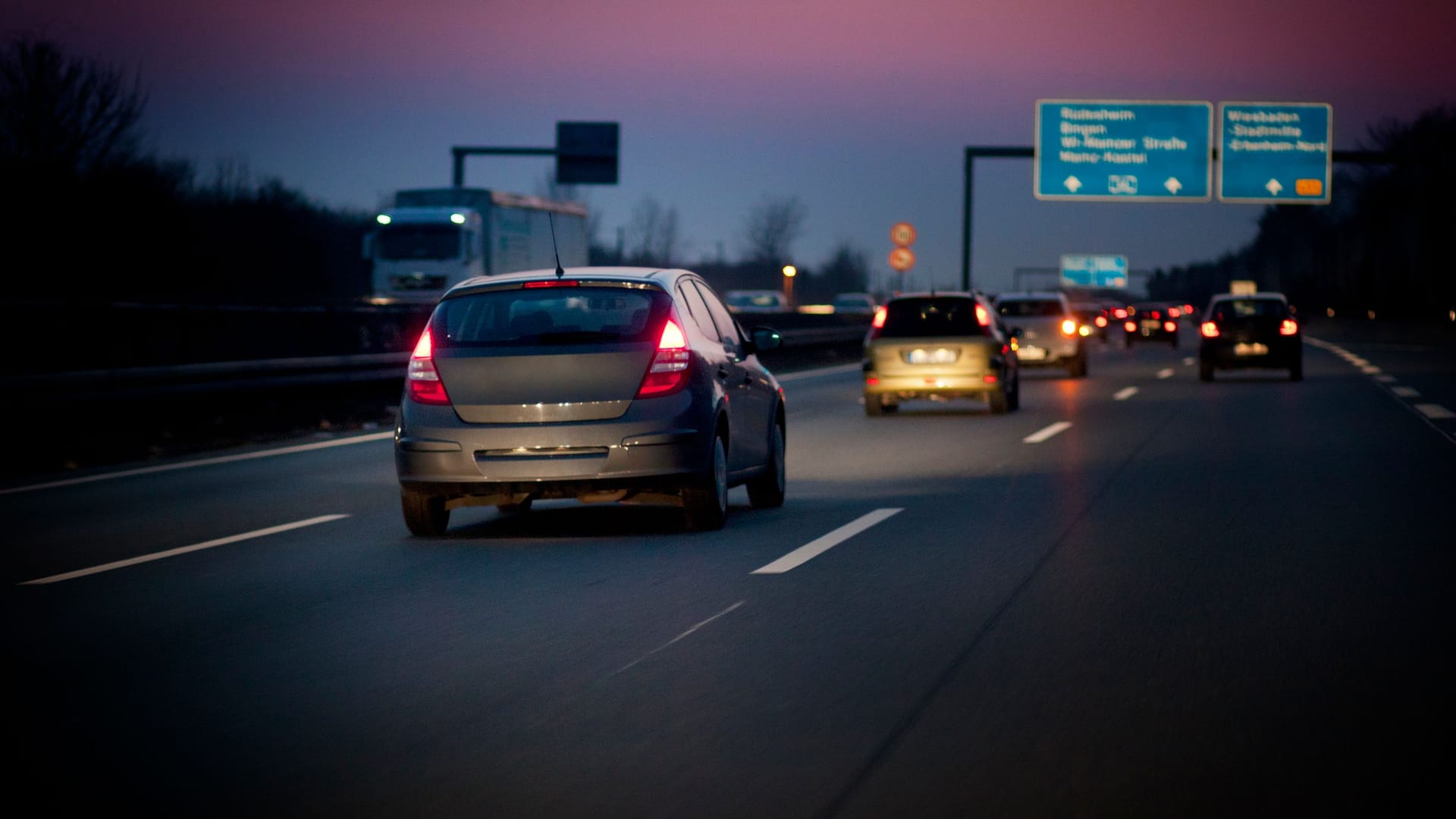Autobahn in der Dämmerung: Mit Nachtblindheit kann Autofahren nachts oder in der Dämmerung riskant sein. Autobahn in der Dämmerung: Mit Nachtblindheit kann Autofahren nachts oder in der Dämmerung riskant sein.
