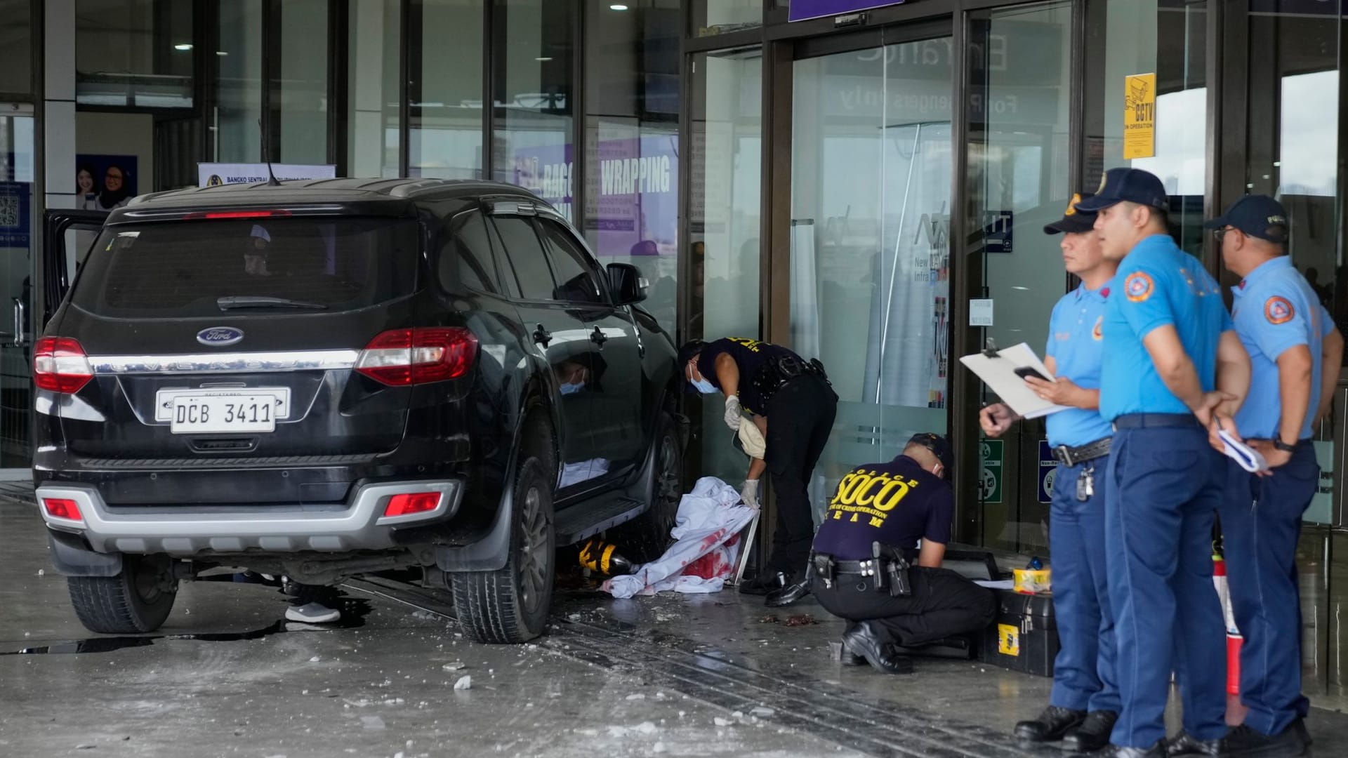 Auto fährt in Menschen am Flughafen Manila Auto fährt in Menschen am Flughafen Manila