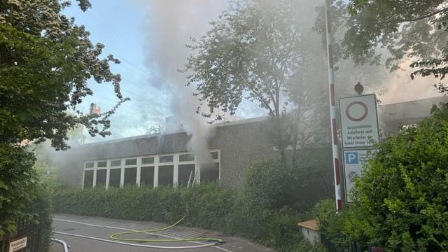 Dichter Rauch steigt auf: Am frühen Morgen ist ein großer Brand in einer Schule in Farmsen-Berne ausgebrochen. Dichter Rauch steigt auf: Am frühen Morgen ist ein großer Brand in einer Schule in Farmsen-Berne ausgebrochen.