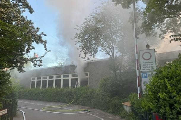 Dichter Rauch steigt auf: Am frühen Morgen ist ein großer Brand in einer Schule in Farmsen-Berne ausgebrochen.