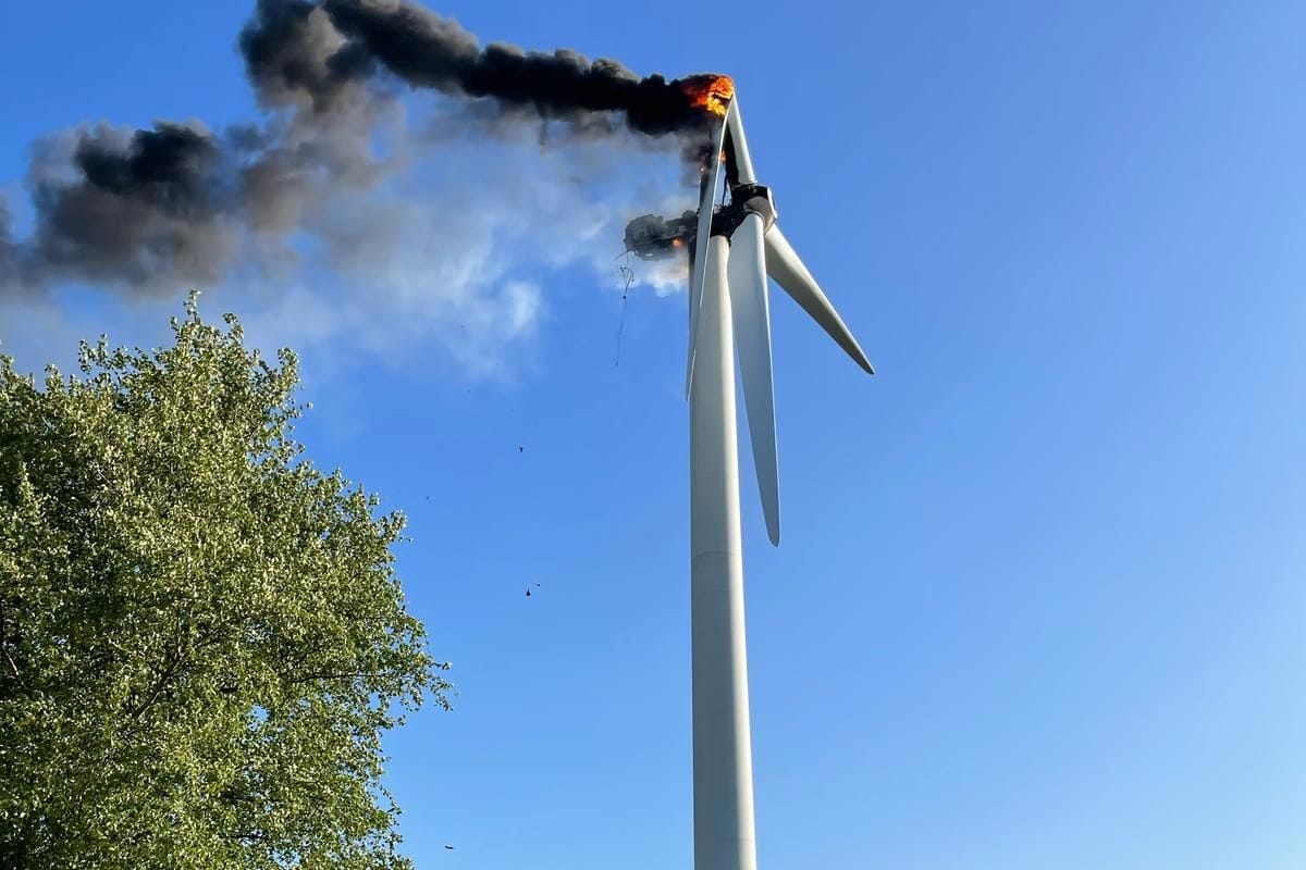 Das brennende Windrad: Laut Feuerwehr war die Rauchsäule bis nach Stade sichtbar.