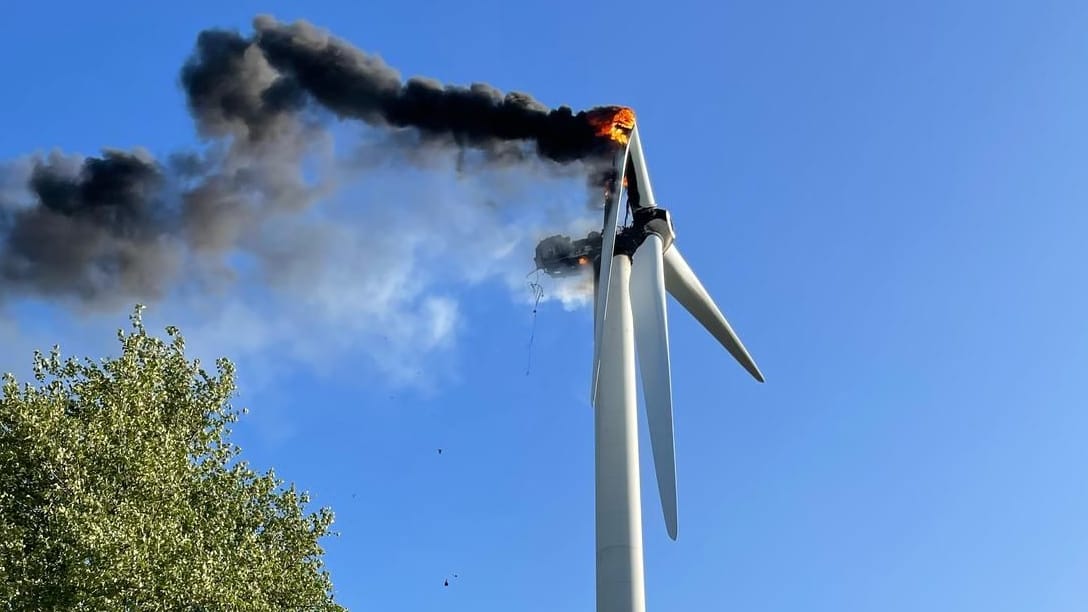 Das brennende Windrad: Laut Feuerwehr war die Rauchsäule bis nach Stade sichtbar.