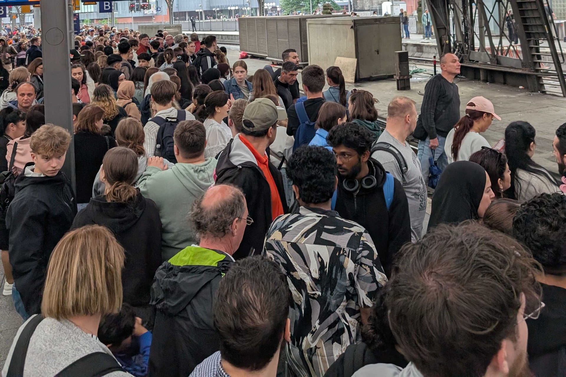 Dichtes Gedränge am Bahnsteig: Eine kaputte Weiche hatte zahlreiche Zugverspätungen zur Folge.