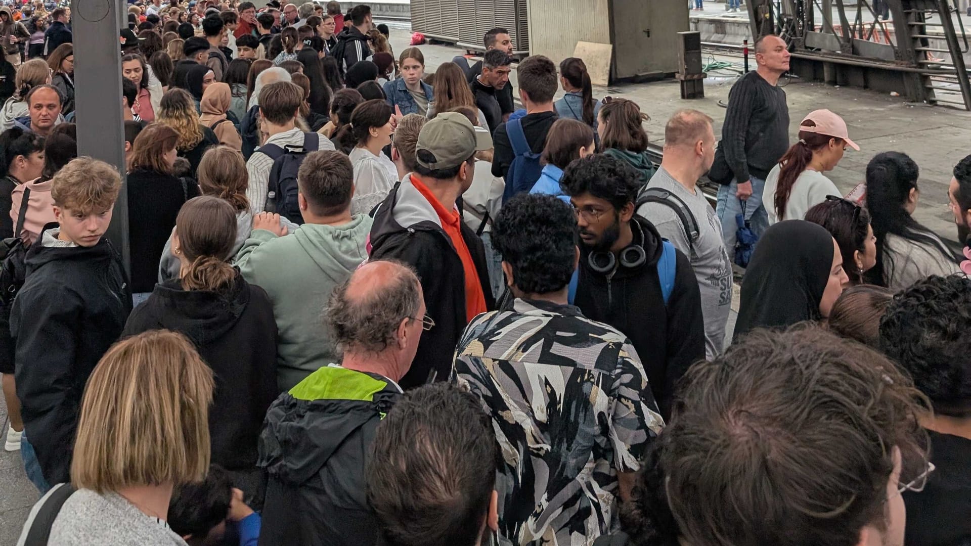 Dichtes Gedränge am Bahnsteig: Eine kaputte Weiche hatte zahlreiche Zugverspätungen zur Folge. Dichtes Gedränge am Bahnsteig: Eine kaputte Weiche hatte zahlreiche Zugverspätungen zur Folge.