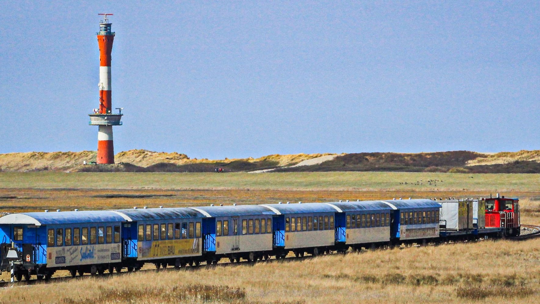 Entschleunigt reisen: Mit 20 km/h zuckelt die Inselbahn über Wangerooge.