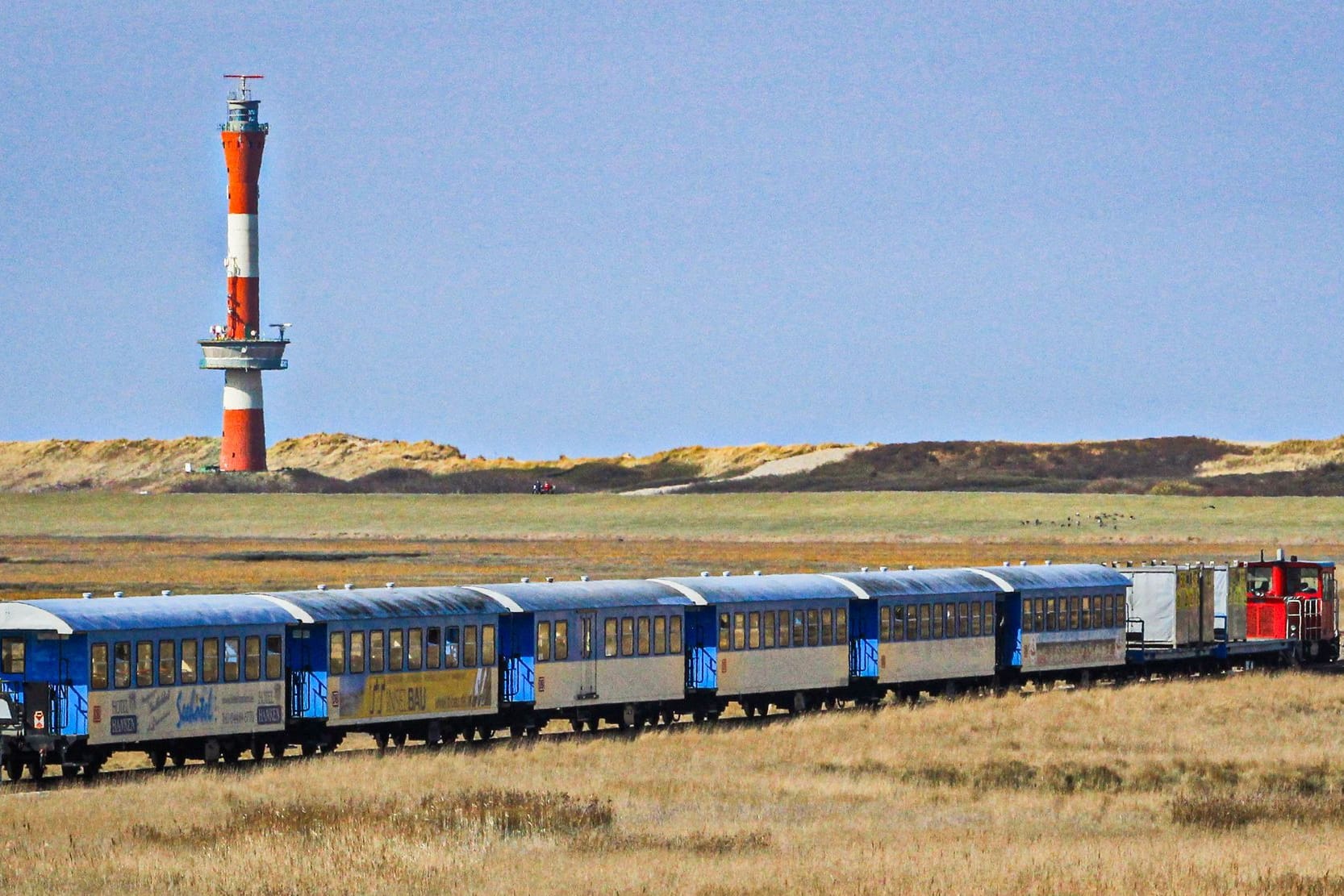 Entschleunigt reisen: Mit 20 km/h zuckelt die Inselbahn über Wangerooge.
