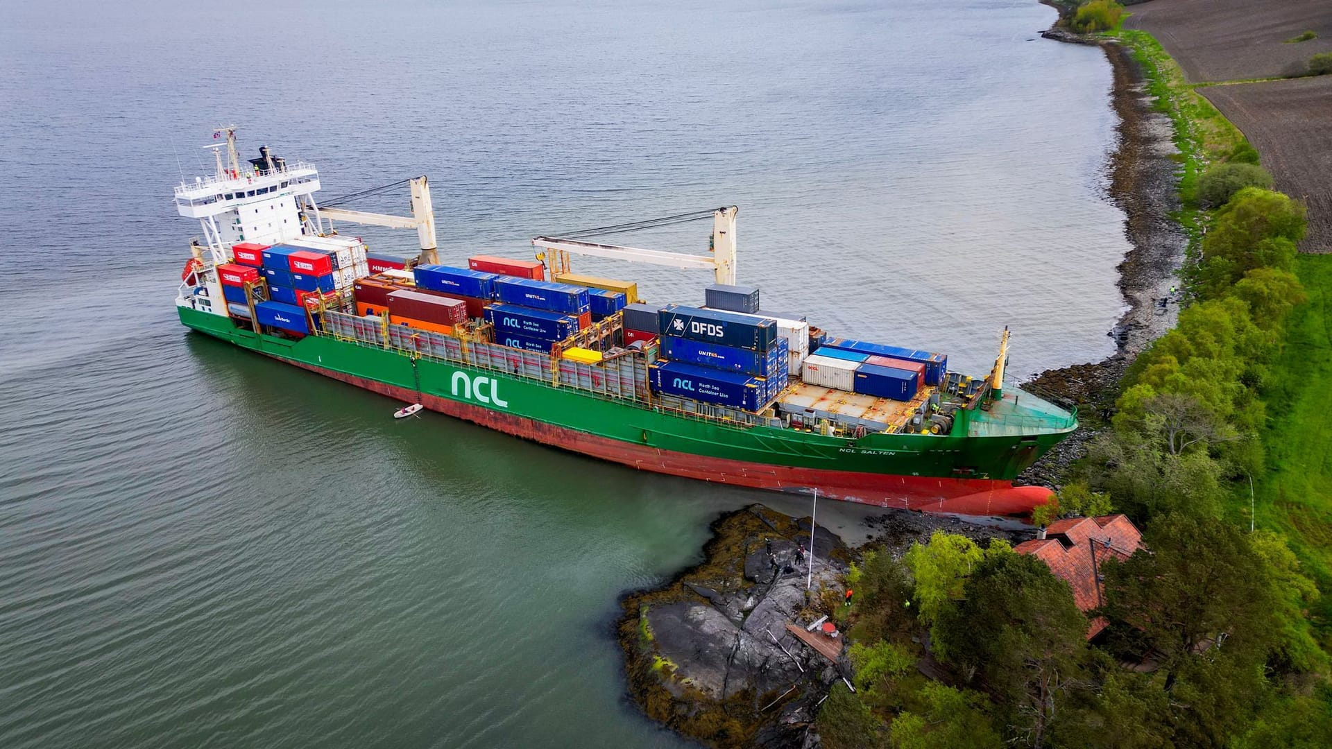 Das 135 Meter lange Containerschiff auf einer Luftaufnahme: Nur um wenige Meter verpasst der Frachter ein Wohnhaus.