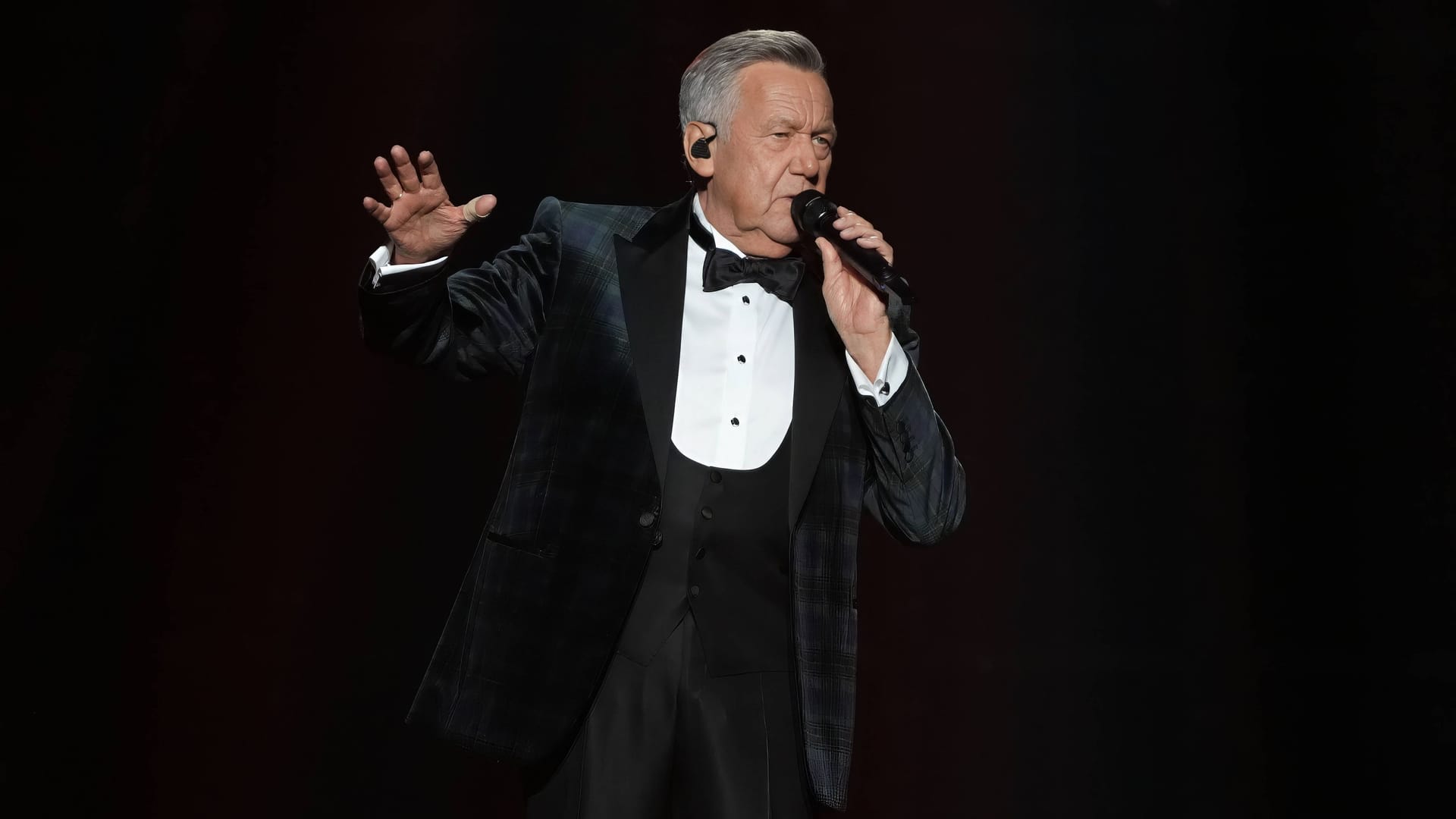 Roland Kaiser auf einem Konzert seiner Arena-Tournee 2025: Auch mit über 70 Jahren zählt er noch zu den ganz großen deutschen Schlagerstars.