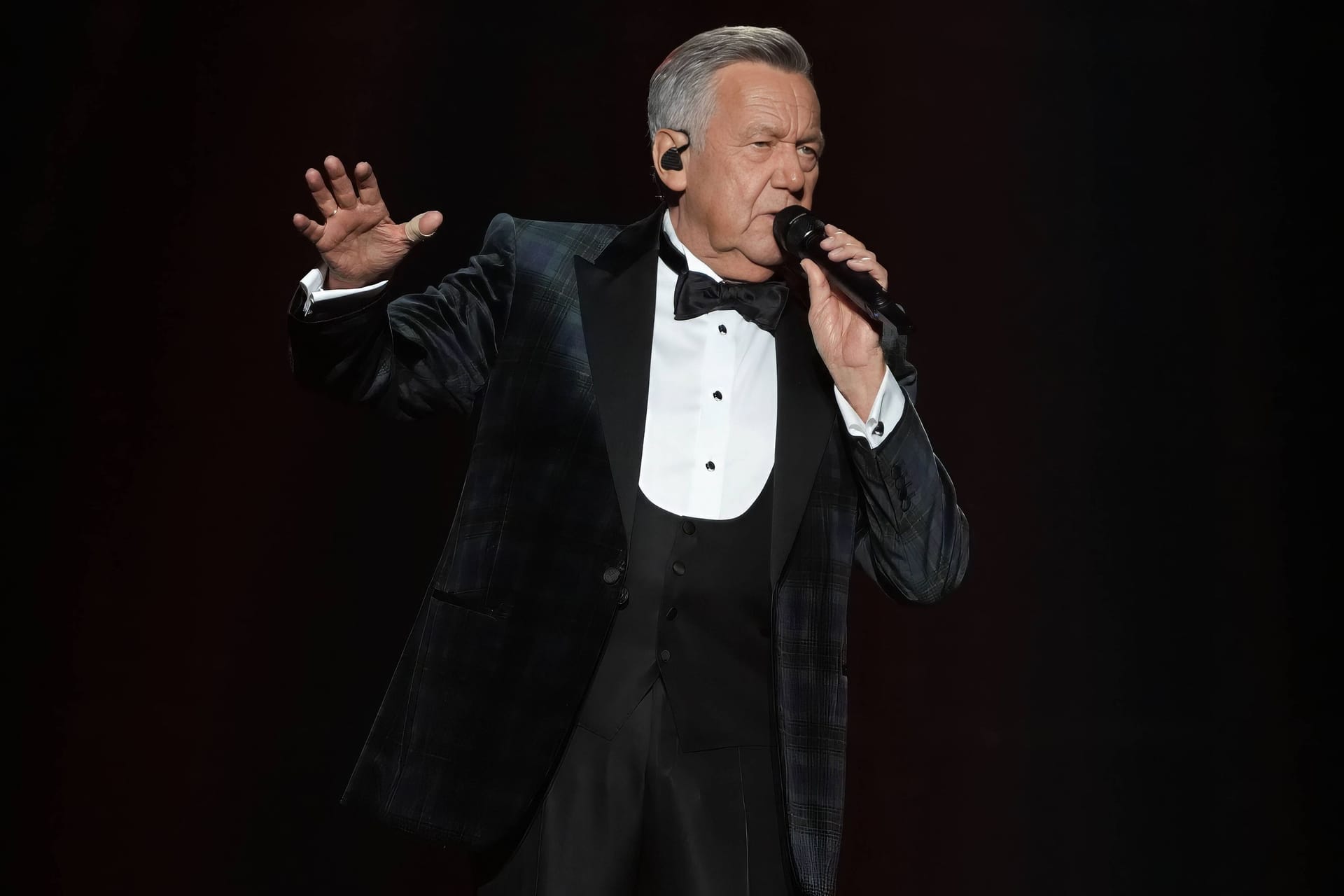 Roland Kaiser auf einem Konzert seiner Arena-Tournee 2025: Auch mit über 70 Jahren zählt er noch zu den ganz großen deutschen Schlagerstars.
