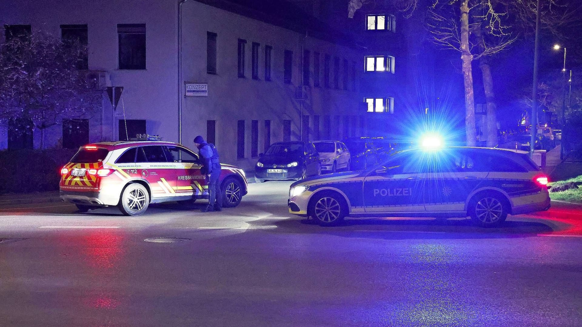 Polizeieinsatz auf einer Straße (Symbolbild): Nachdem eine Mutter durch Schüsse getötet wurde, hat die Polizei einen Mann festgenommen.