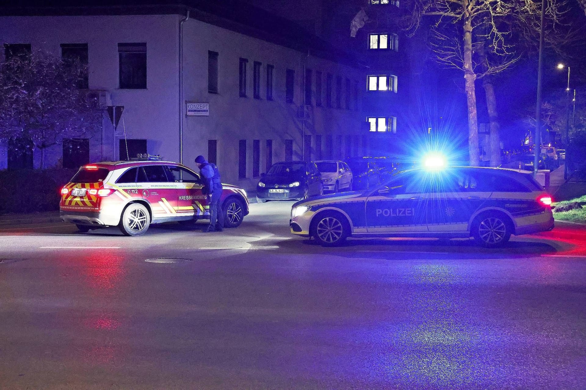 Polizeieinsatz auf einer Straße (Symbolbild): Nachdem eine Mutter durch Schüsse getötet wurde, hat die Polizei einen Mann festgenommen.