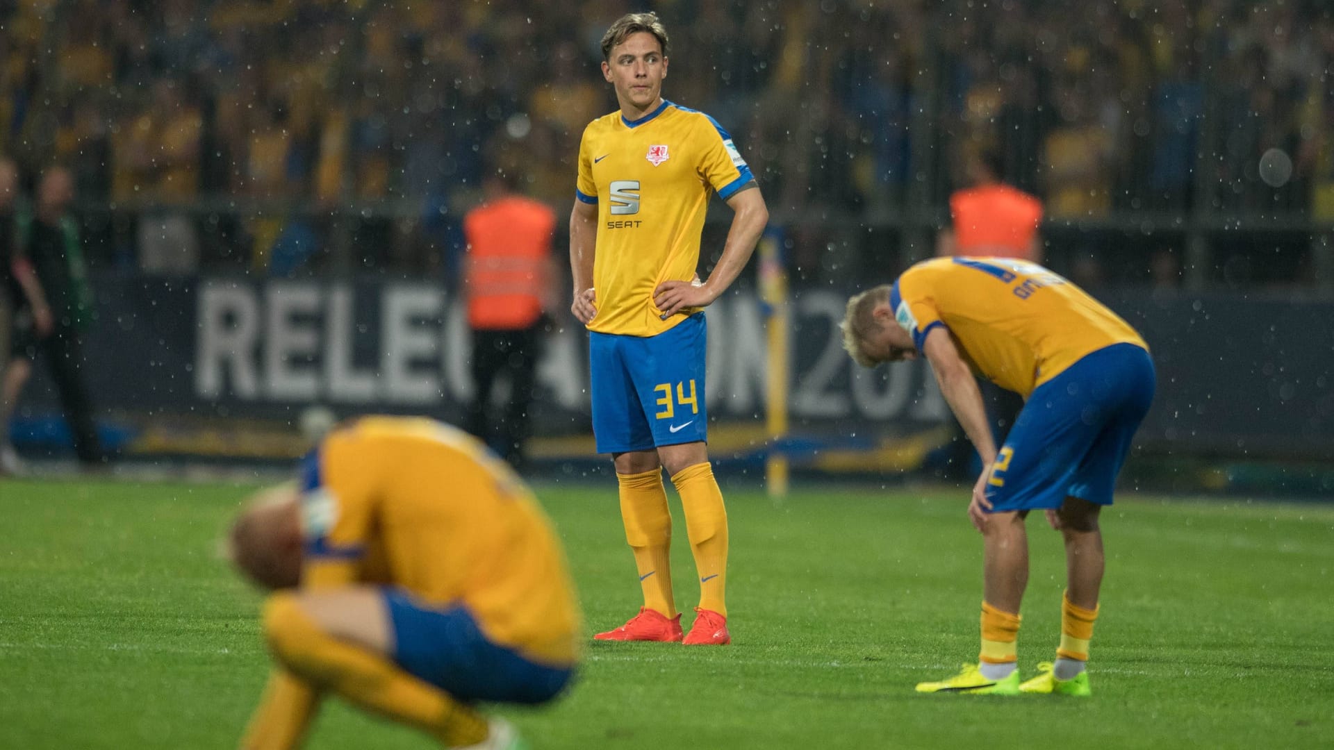 Phillip Tietz (m.) und seine Mitspieler sind enttäuscht (Archivbild): Eintracht Braunschweig scheiterte 2017 in der Relegation knapp am Bundesliga-Aufstieg.