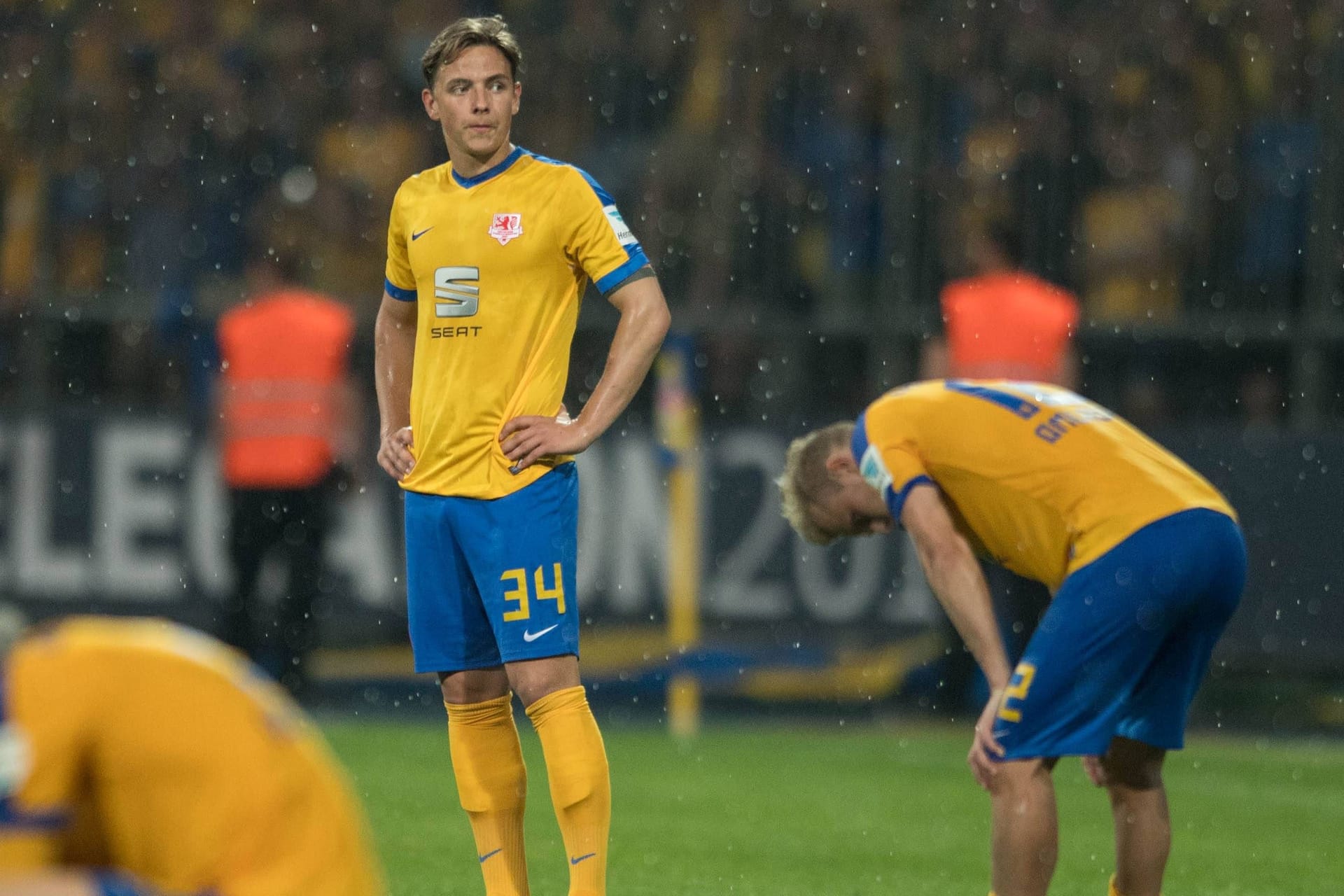 Phillip Tietz (m.) und seine Mitspieler sind enttäuscht (Archivbild): Eintracht Braunschweig scheiterte 2017 in der Relegation knapp am Bundesliga-Aufstieg.
