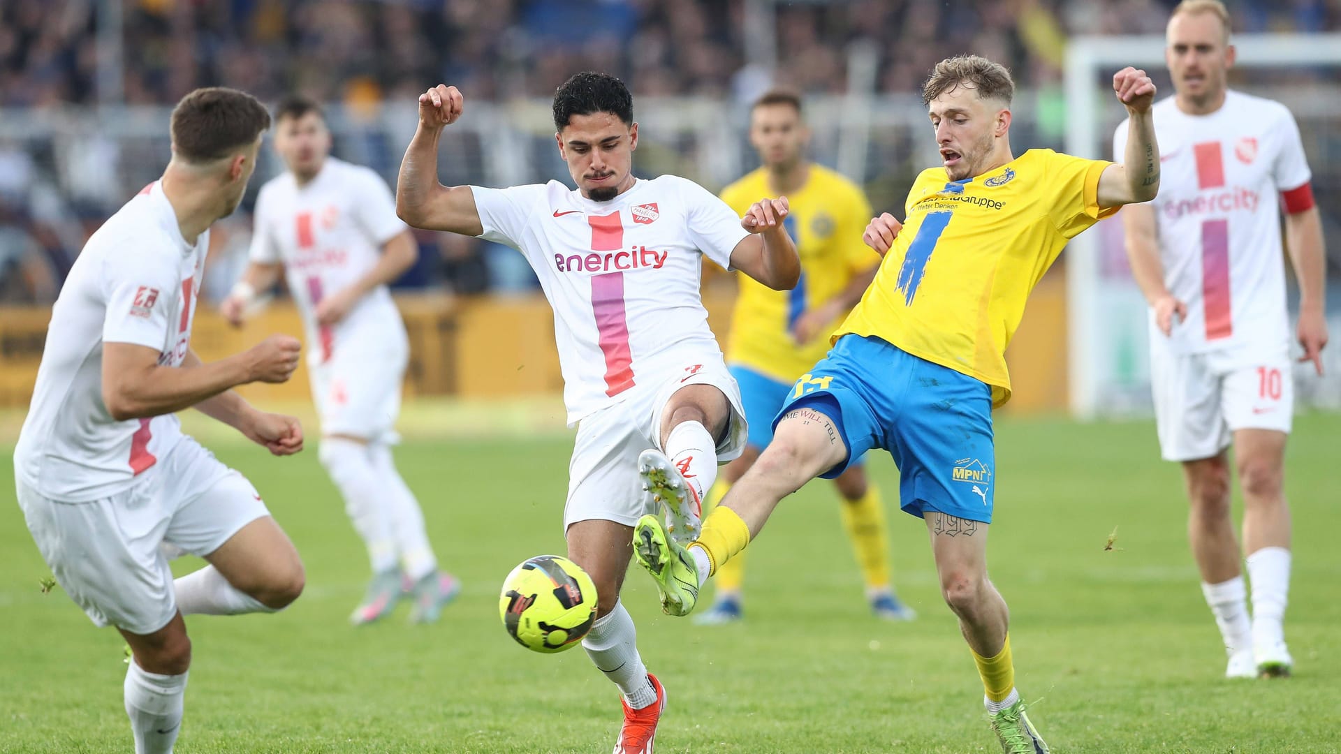 Havelses Emre Aytun (l.) im Duell mit Leipzigs Noel Eichinger: Die Entscheidung um den Aufstieg in die 3. Liga fällt am Sonntag im Rückspiel in Garbsen. Havelses Emre Aytun (l.) im Duell mit Leipzigs Noel Eichinger: Die Entscheidung um den Aufstieg in die 3. Liga fällt am Sonntag im Rückspiel in Garbsen.