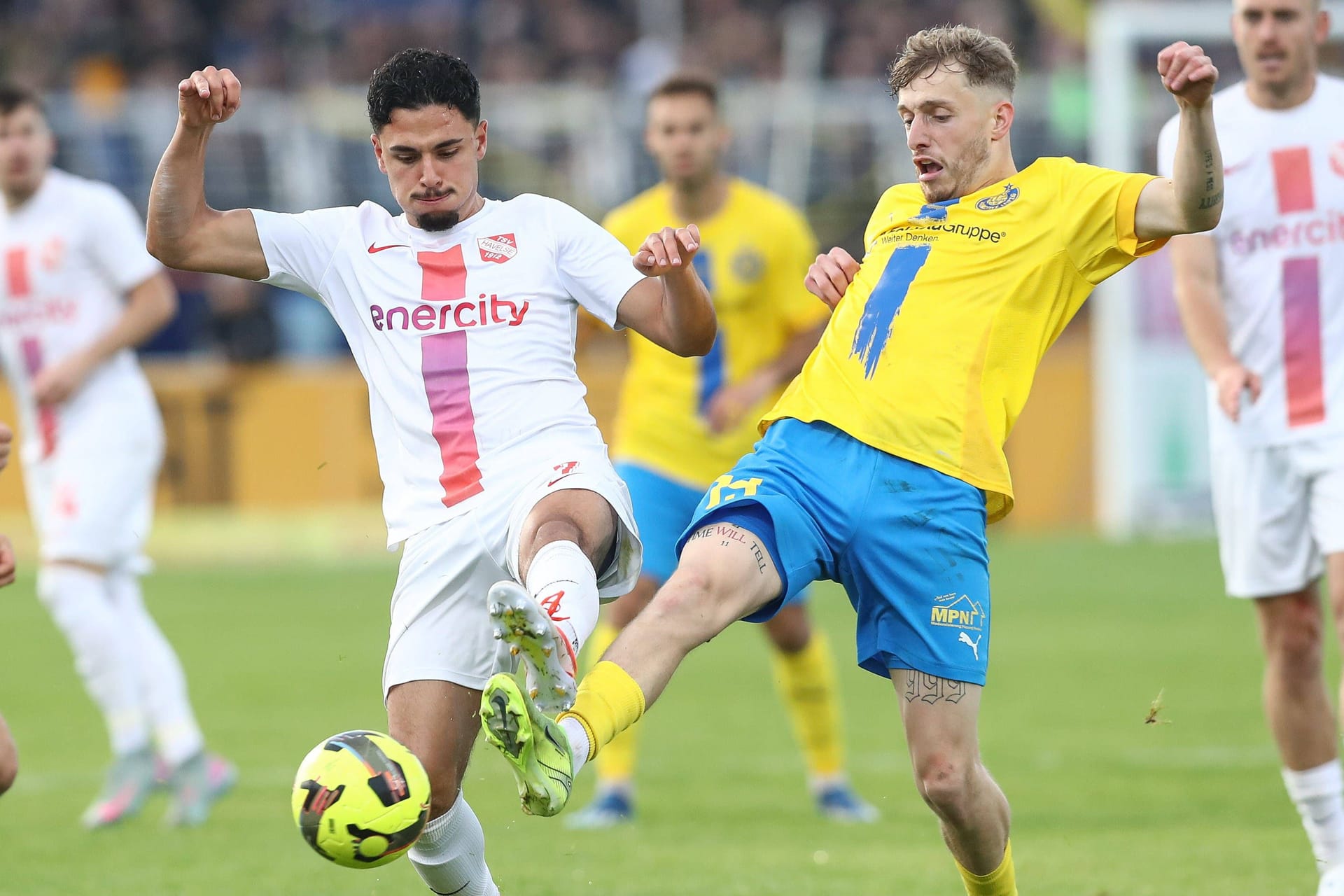 Havelses Emre Aytun (l.) im Duell mit Leipzigs Noel Eichinger: Die Entscheidung um den Aufstieg in die 3. Liga fällt am Sonntag im Rückspiel in Garbsen.