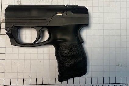 Diese Waffe stellten die Beamten sicher: In Essen wurde am Sonntag ein 55-Jähriger nach einem Diebstahl am Hauptbahnhof festgenommen.