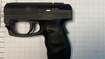 Diese Waffe stellten die Beamten sicher: In Essen wurde am Sonntag ein 55-Jähriger nach einem Diebstahl am Hauptbahnhof festgenommen.