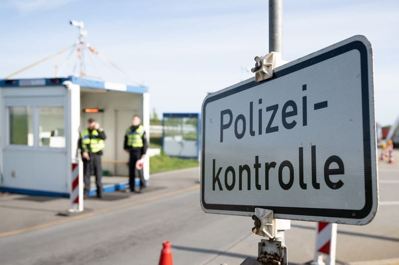 Bundespolizisten an der Autobahn 17 nahe der deutsch-tschechischen Grenze: Seit Donnerstag werde auch die Präsenz an kleineren Kontrollpunkten ausgeweitet.