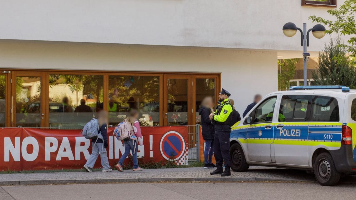 Die Polizei steht vor einer Grundschule im Berliner Bezirk Spandau: Hier hatte ein 13-Jähriger einen Zwölfjährigen mit einem Messer schwer verletzt. Die Polizei steht vor einer Grundschule im Berliner Bezirk Spandau: Hier hatte ein 13-Jähriger einen Zwölfjährigen mit einem Messer schwer verletzt.