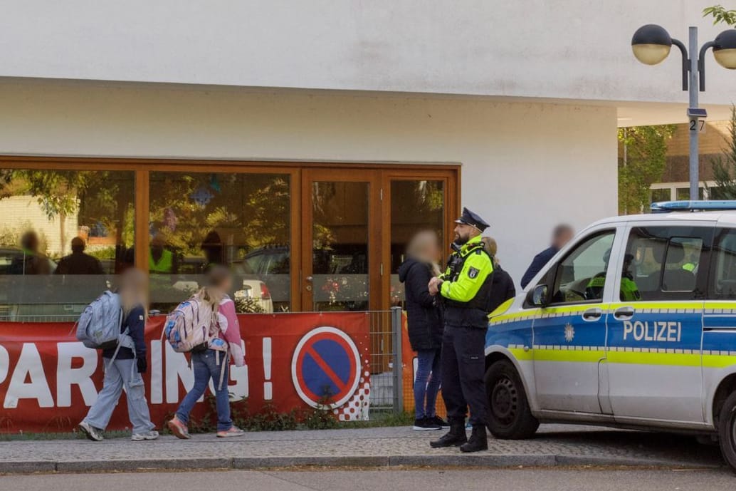 Die Polizei steht vor einer Grundschule im Berliner Bezirk Spandau: Hier hatte ein 13-Jähriger einen Zwölfjährigen mit einem Messer schwer verletzt.