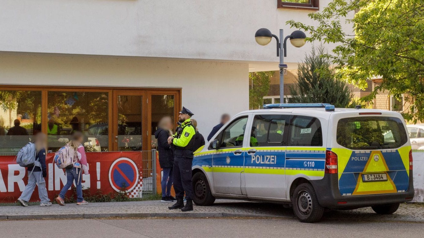 Die Polizei steht vor einer Grundschule im Berliner Bezirk Spandau: Hier hatte ein 13-Jähriger einen Zwölfjährigen mit einem Messer schwer verletzt.