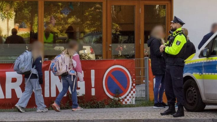 Die Polizei steht vor einer Grundschule im Berliner Bezirk Spandau: Hier hatte ein 13-Jähriger einen Zwölfjährigen mit einem Messer schwer verletzt.