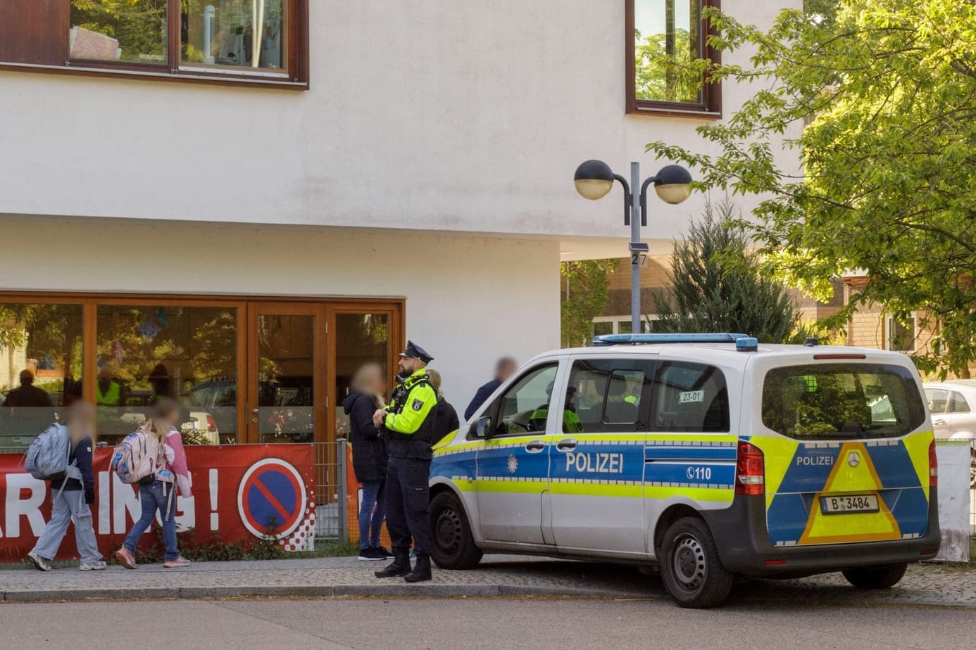Die Polizei steht vor einer Grundschule im Berliner Bezirk Spandau: Hier hatte ein 13-Jähriger einen Zwölfjährigen mit einem Messer schwer verletzt.