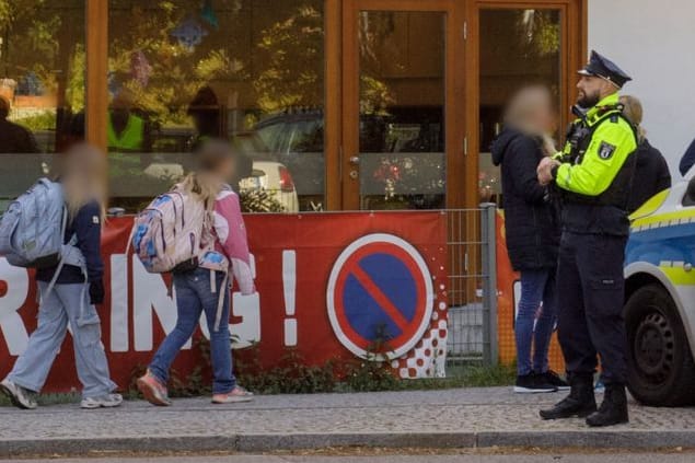 Die Polizei steht vor einer Grundschule im Berliner Bezirk Spandau: Hier hatte ein 13-Jähriger einen Zwölfjährigen mit einem Messer schwer verletzt.