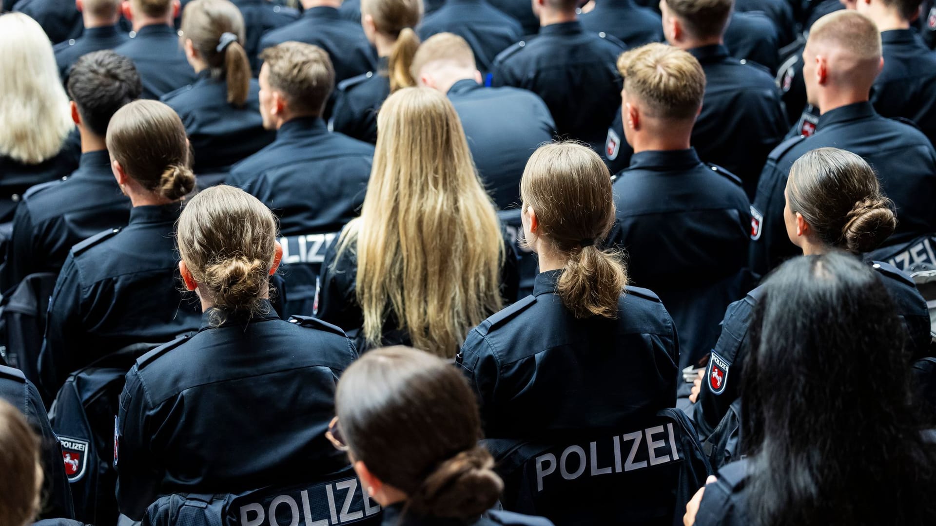 Vereidigungsfeier der Polizeiakademie Niedersachsen Vereidigungsfeier der Polizeiakademie Niedersachsen