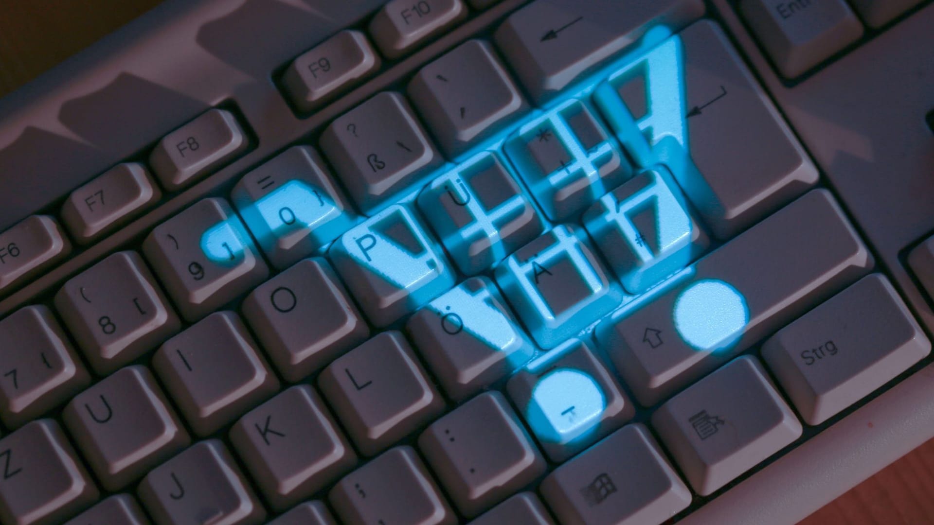 Das Symbol eines Einkaufskorbs leuchtet auf einer Tastatur Das Symbol eines Einkaufskorbs leuchtet auf einer Tastatur