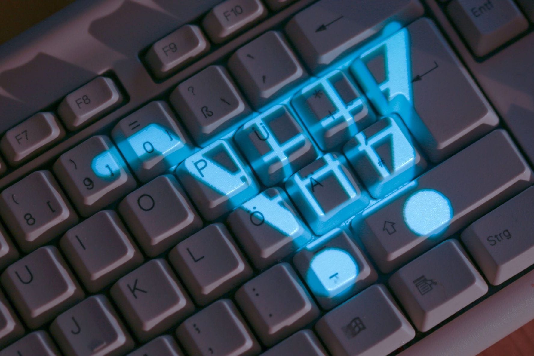 Das Symbol eines Einkaufskorbs leuchtet auf einer Tastatur Das Symbol eines Einkaufskorbs leuchtet auf einer Tastatur