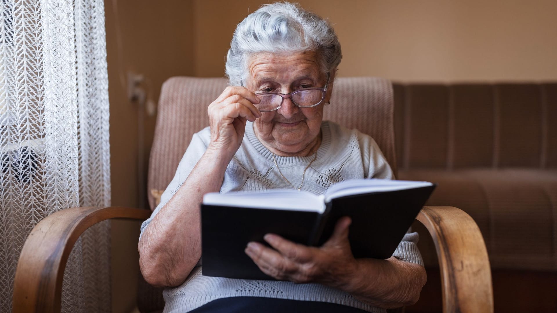 Rentnerin liest ein Buch Rentnerin liest ein Buch